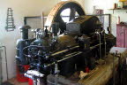 15 Der Teeröl-Dieselmotor im Maschinenhaus
